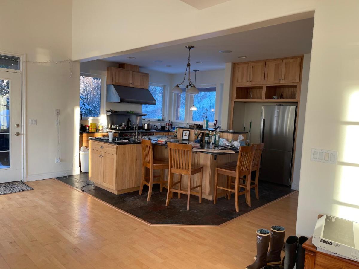 Frenchy'S Adventure Bed And Breakfast Anchorage Exteriör bild
