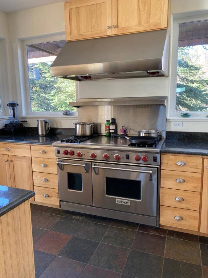 Frenchy'S Adventure Bed And Breakfast Anchorage Exteriör bild