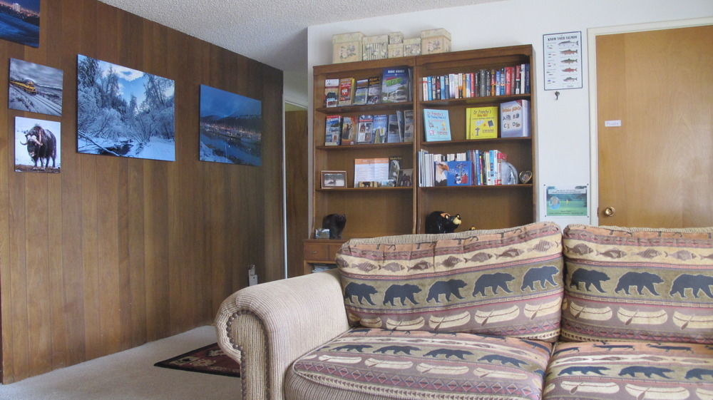 Frenchy'S Adventure Bed And Breakfast Anchorage Exteriör bild
